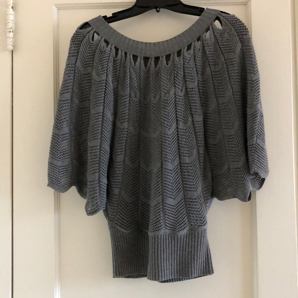 The Cue Sweater top - Size Small - Gently used
